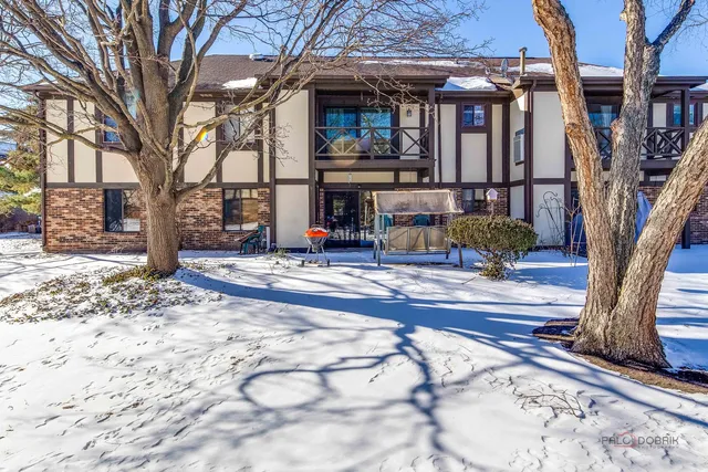 $279,900 | 1025 Cottonwood Court, Unit 1B, Wheeling, IL 60090