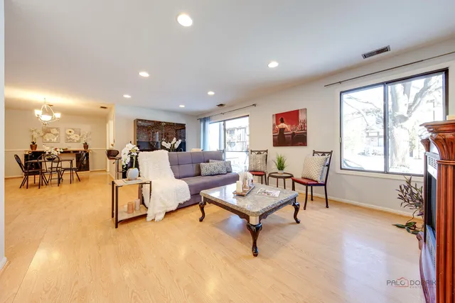 $279,900 | 1025 Cottonwood Court, Unit 1B, Wheeling, IL 60090