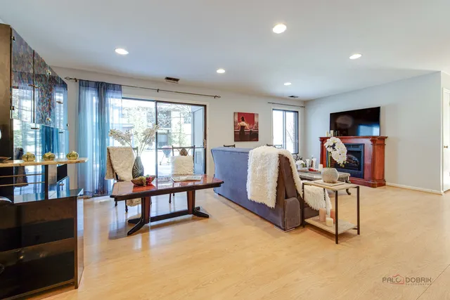 $279,900 | 1025 Cottonwood Court, Unit 1B, Wheeling, IL 60090