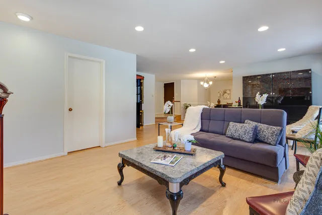 $279,900 | 1025 Cottonwood Court, Unit 1B, Wheeling, IL 60090