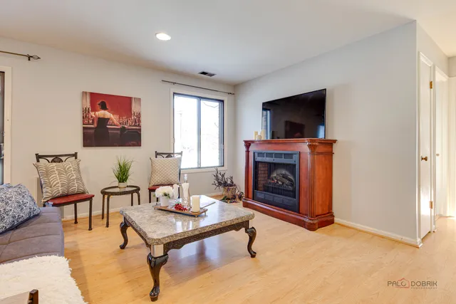 $279,900 | 1025 Cottonwood Court, Unit 1B, Wheeling, IL 60090