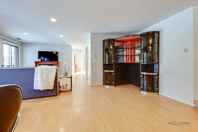 $279,900 | 1025 Cottonwood Court, Unit 1B, Wheeling, IL 60090