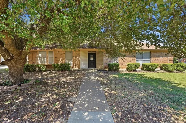 $350,000 | 5353 Lynda Court, North Richland Hills, TX 76180
