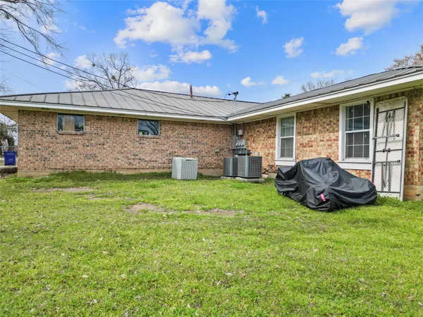 a view of house with backyard