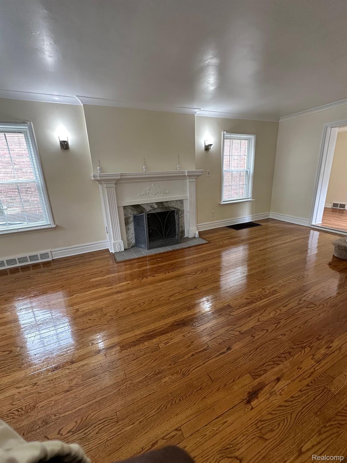 16862 Huntington Road Detroit, MI 48219 - Photo 4 of 20 Living Room