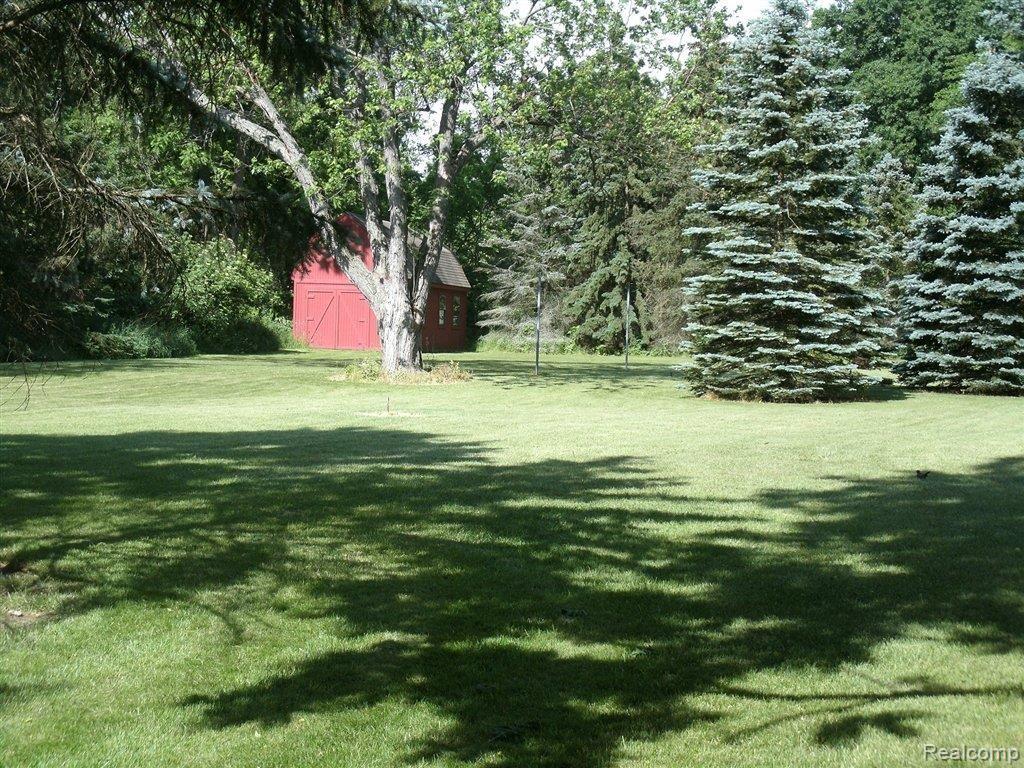 2670 Walbridge Drive Rochester, MI 48307 - Photo 19 of 21 Barn.JPG