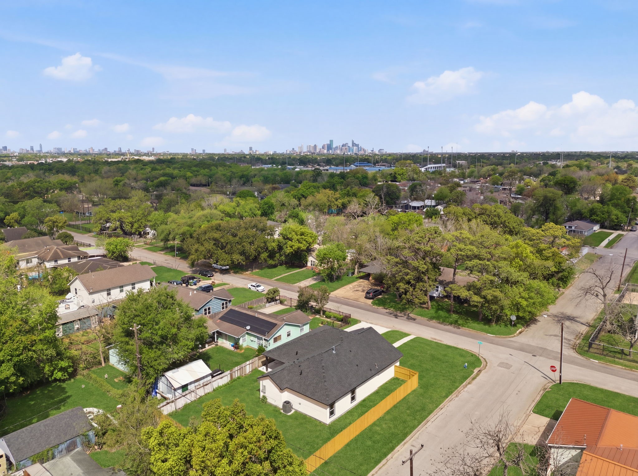 7040 Kinney Street Houston, TX 77087 - Photo 35 of 47 an aerial view of residential houses with outdoor space and river