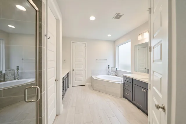 an empty room with closet and a ceiling fan