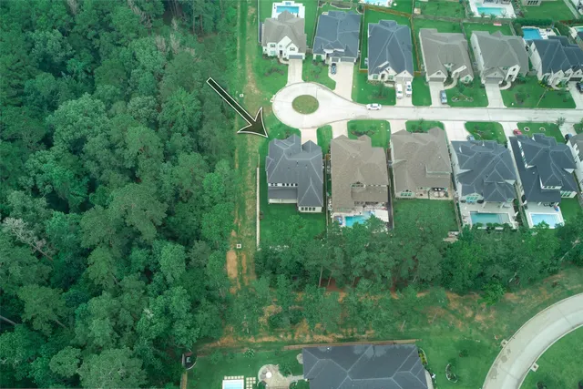 a view of yard with green space