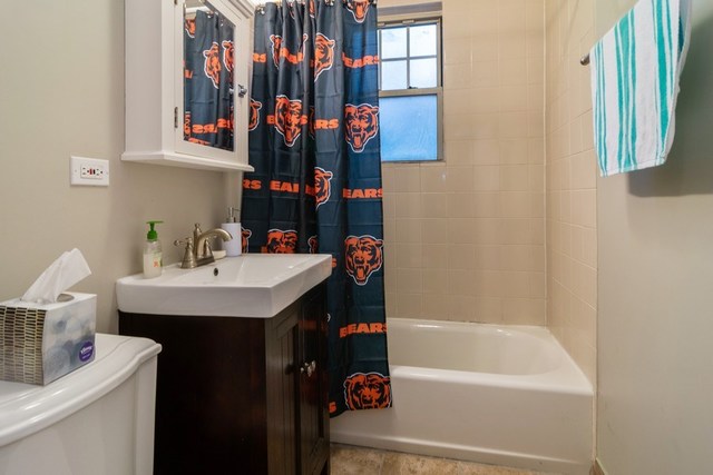 72 Pine Avenue, Unit GDN Riverside, IL 60546 - Photo 10 of 10 a bathroom with a sink and a bathtub