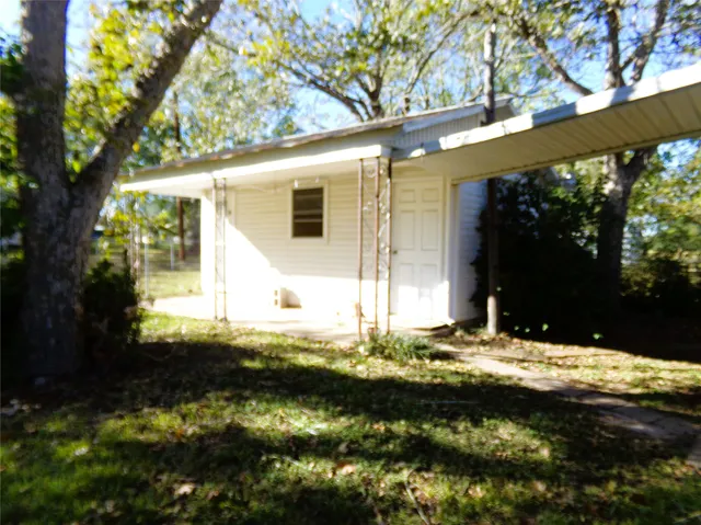 $169,000 | 513 North Exchange Street, Weimar, TX 78962