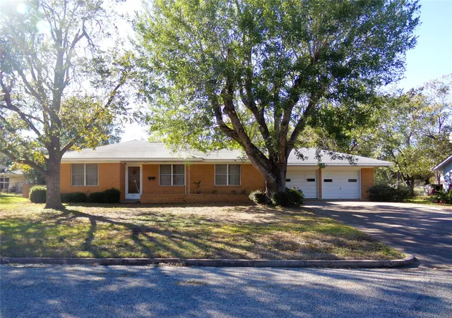 $169,000 | 513 North Exchange Street, Weimar, TX 78962