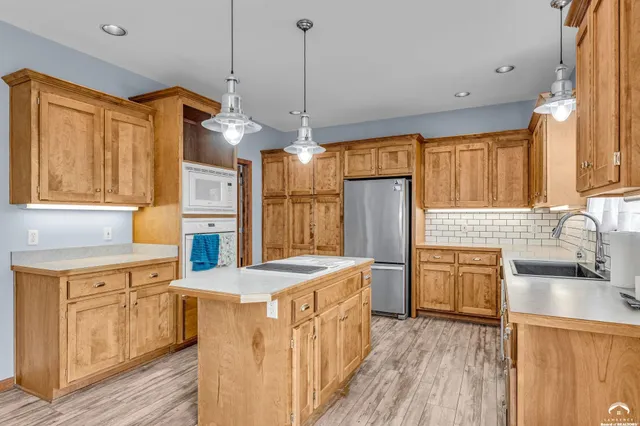 $598,000 | 987 North 640 Road, Baldwin City, KS 66006