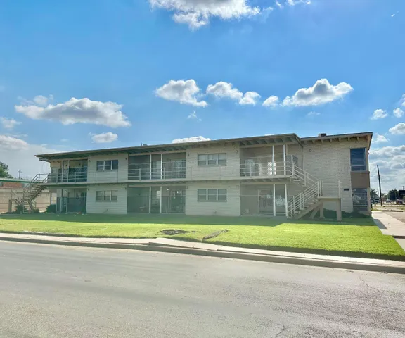 $435,000 | 100 Ave H, Hereford, TX 79045