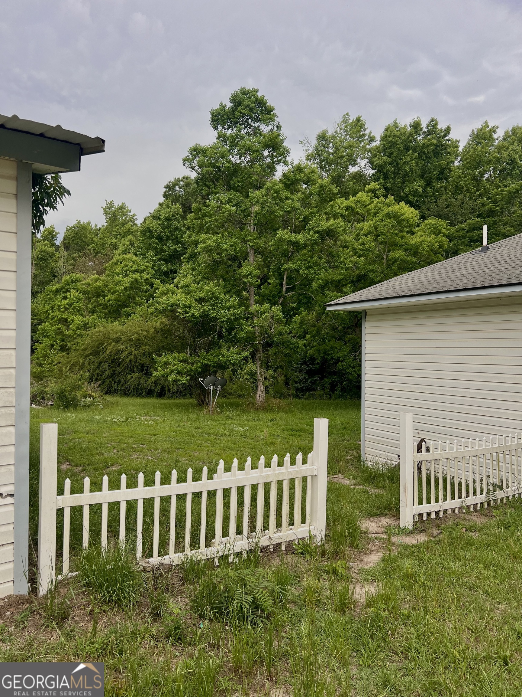 46 Ray Roderick Road Eastman, GA 31023 - Photo 9 of 22 a view of a wooden deck with a garden