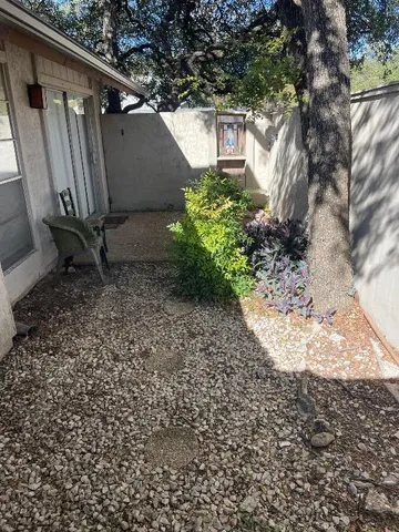 a view of a backyard