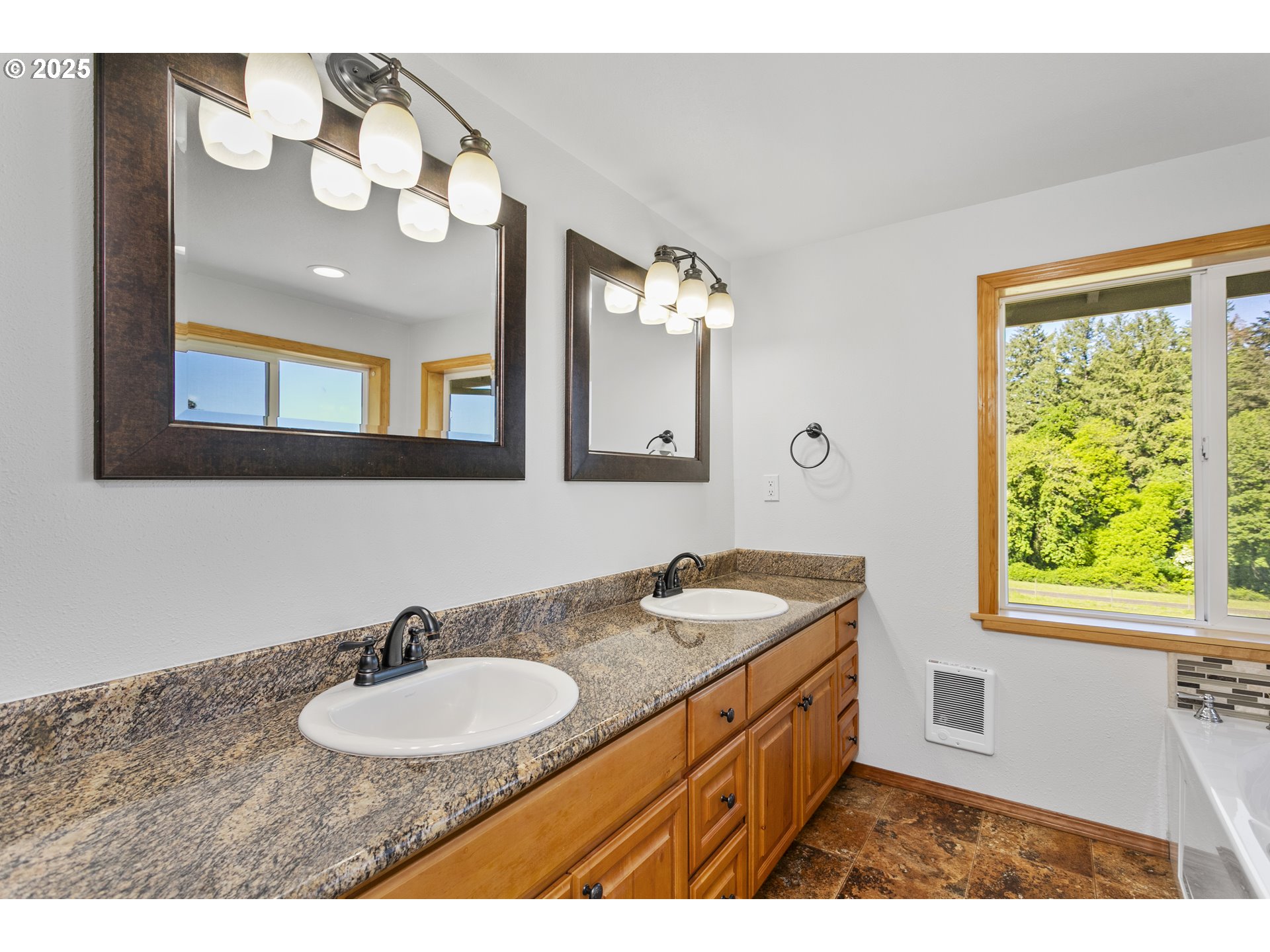 9275 Southeast Terrace View Court Amity, OR 97101 - Photo 11 of 33 Owner's Suite Bathroom