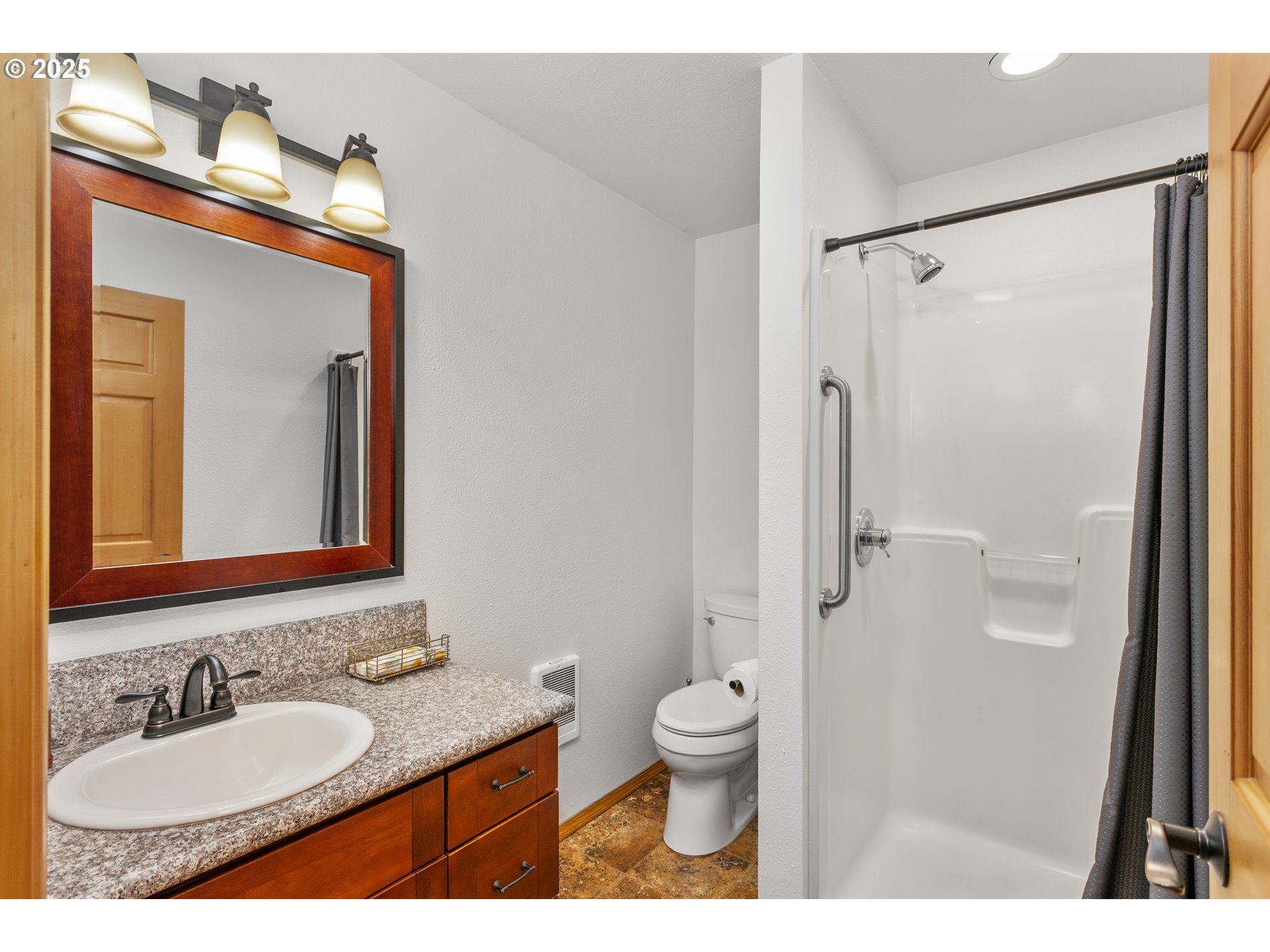 9275 Southeast Terrace View Court Amity, OR 97101 - Photo 13 of 33 Owner's Suite Bathroom