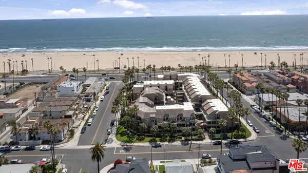 $949,000 | 1200 Pacific Coast Highway, Unit 305, Huntington Beach, CA 92648