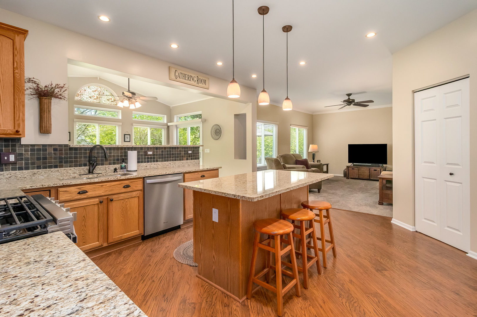 464 Raintree Drive Oswego, IL 60543 - Photo 5 of 35 Gallery Image 5