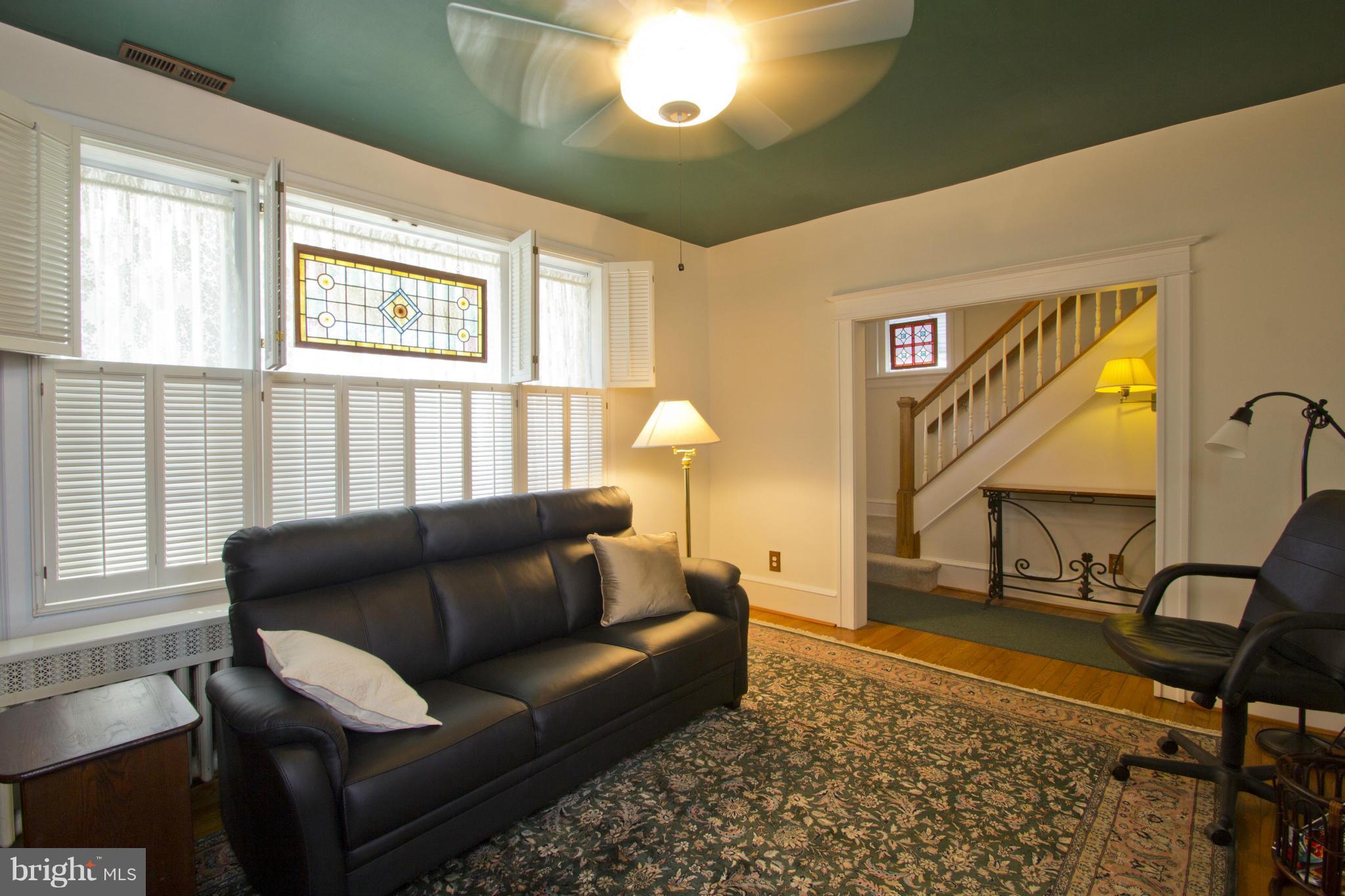 504 Hawthorne Road Linthicum Heights, MD 21090 - Photo 4 of 30 Living Room