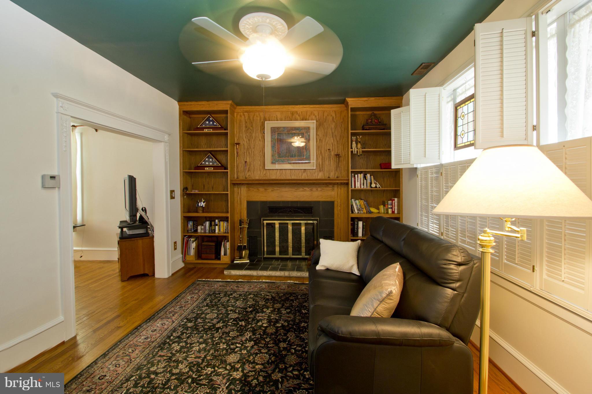 504 Hawthorne Road Linthicum Heights, MD 21090 - Photo 5 of 30 Living Room