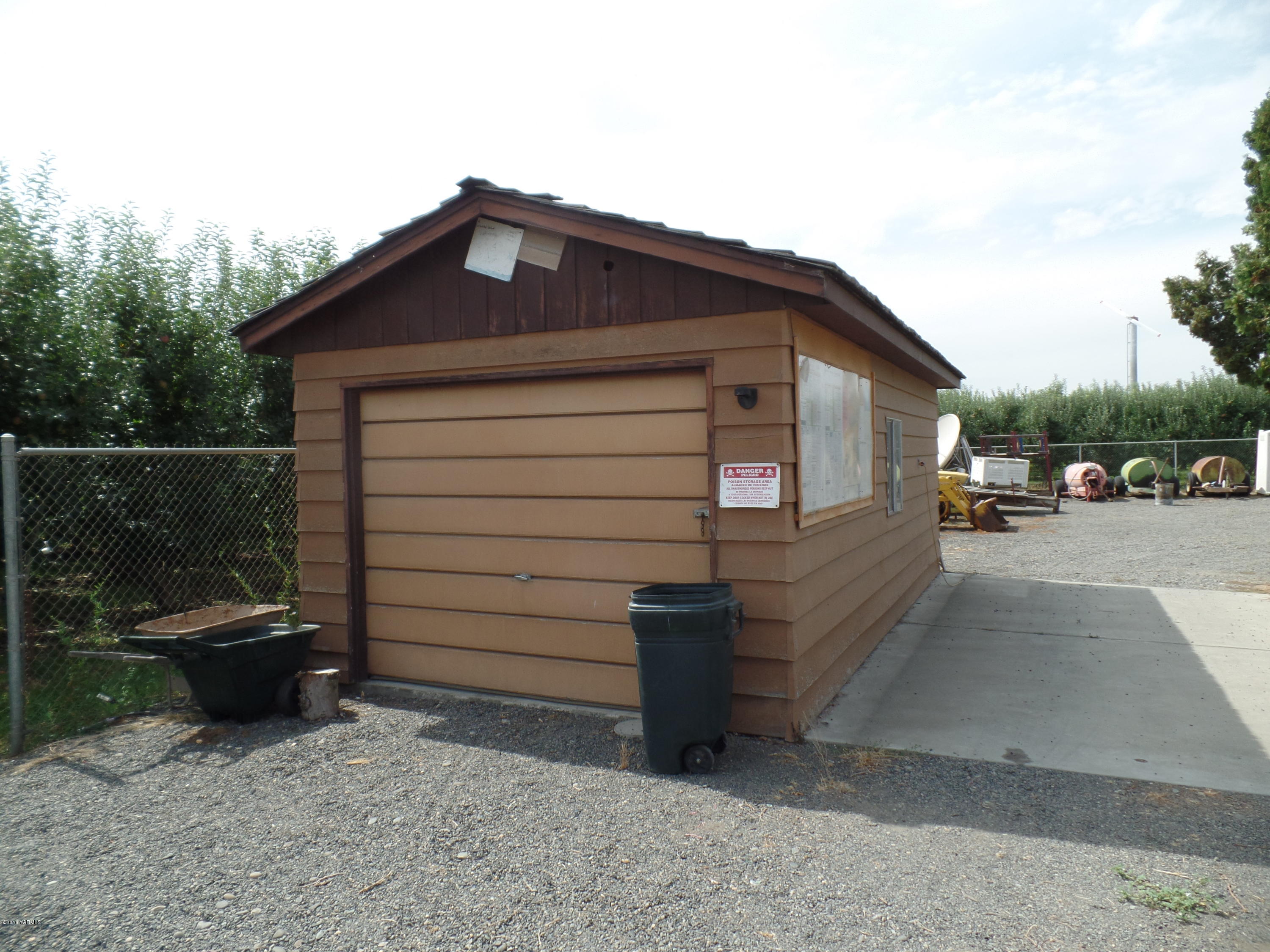 2320 Lateral A Road Wapato, WA 98951 - Photo 4 of 5 a view of a back yard of the house