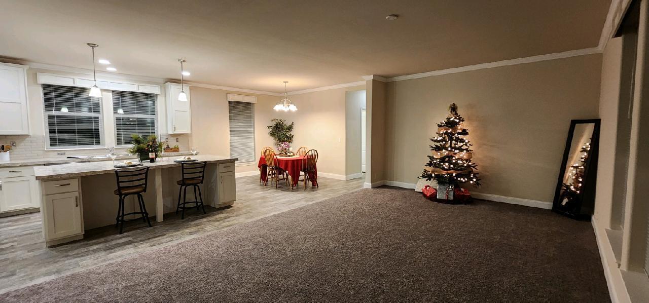 51382 Welch Road La Pine, OR 97739 - Photo 5 of 19 Large open living area