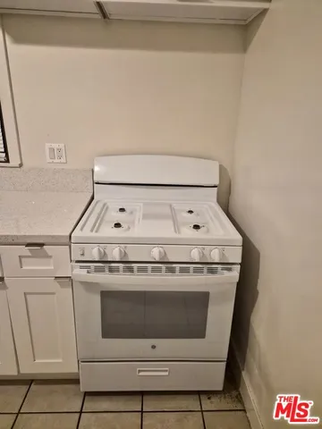 $1,950 | 6685 De Longpre Avenue, Los Angeles, CA 90028