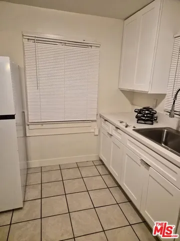 $1,950 | 6685 De Longpre Avenue, Los Angeles, CA 90028