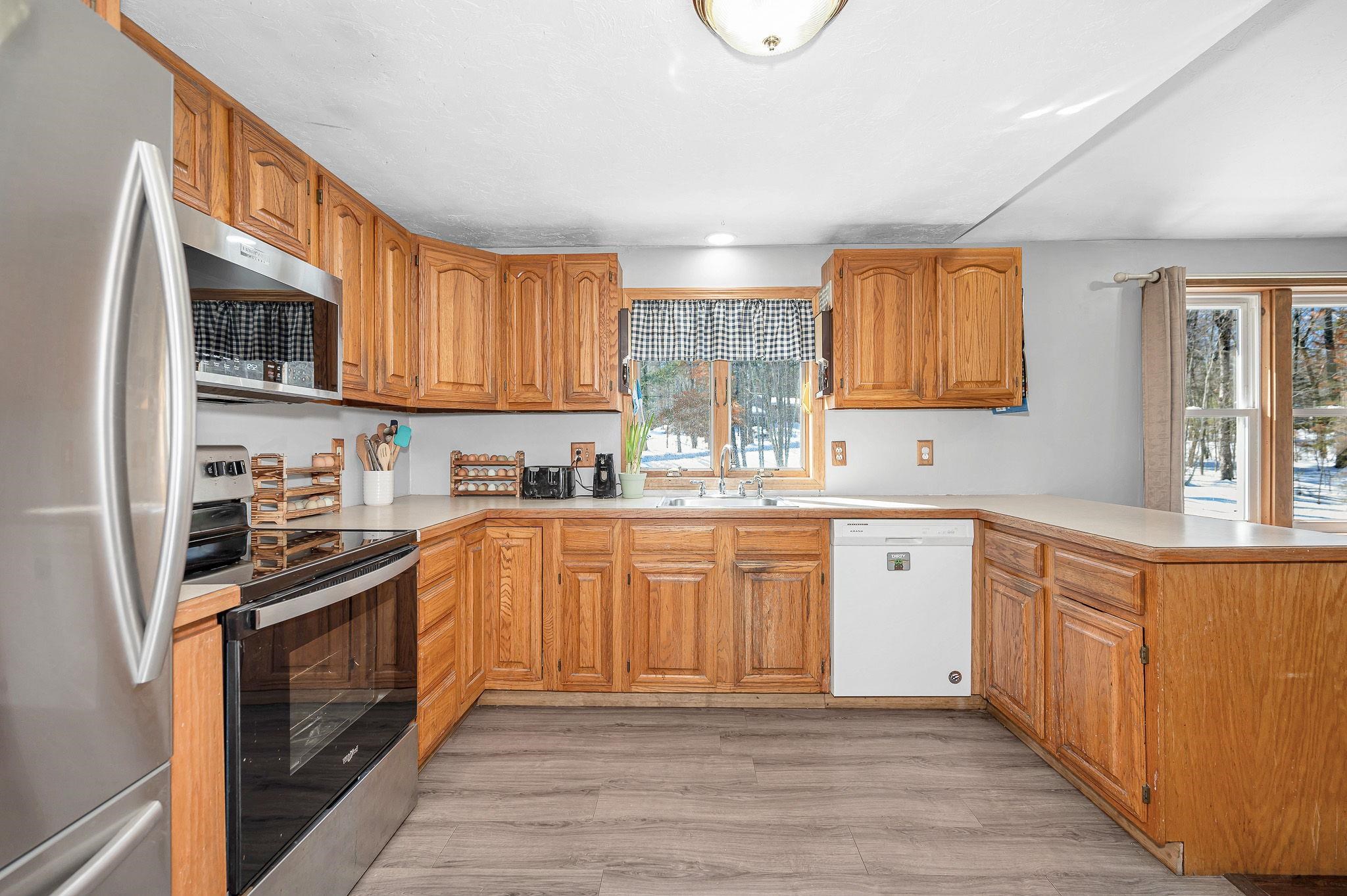 74 Royal Range Road Sandown, NH 03873 - Photo 3 of 33