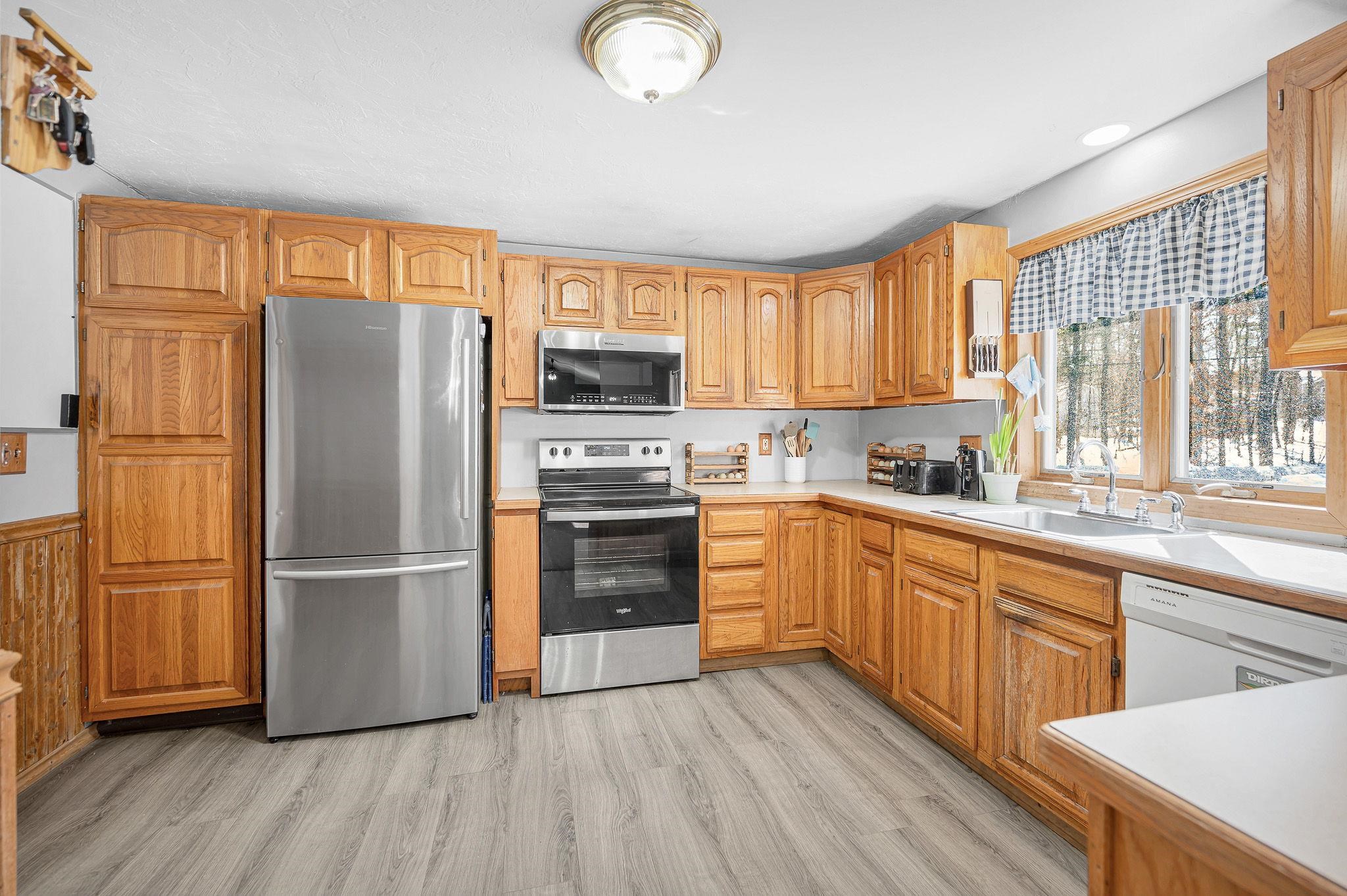 74 Royal Range Road Sandown, NH 03873 - Photo 4 of 33