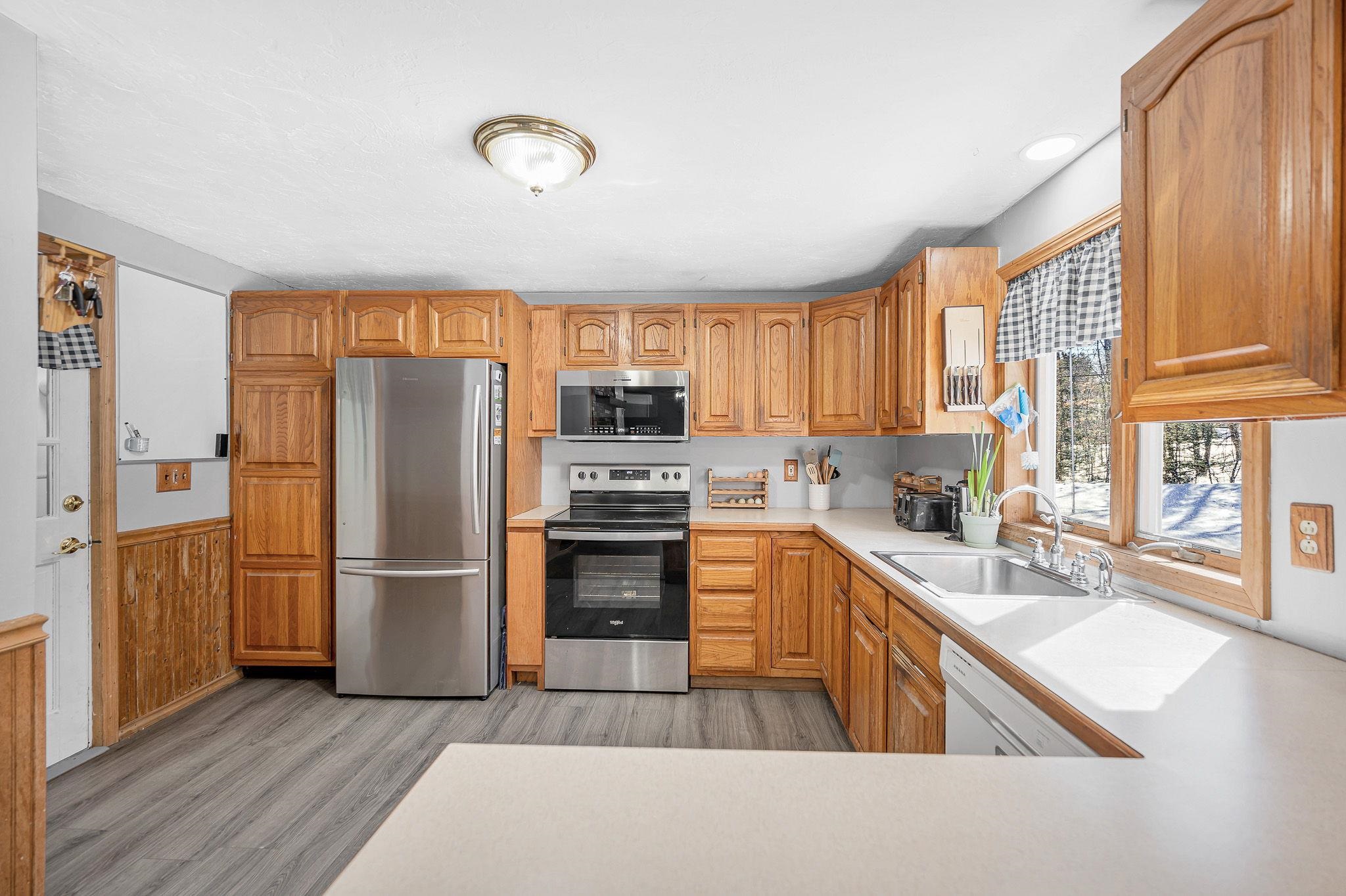 74 Royal Range Road Sandown, NH 03873 - Photo 5 of 33