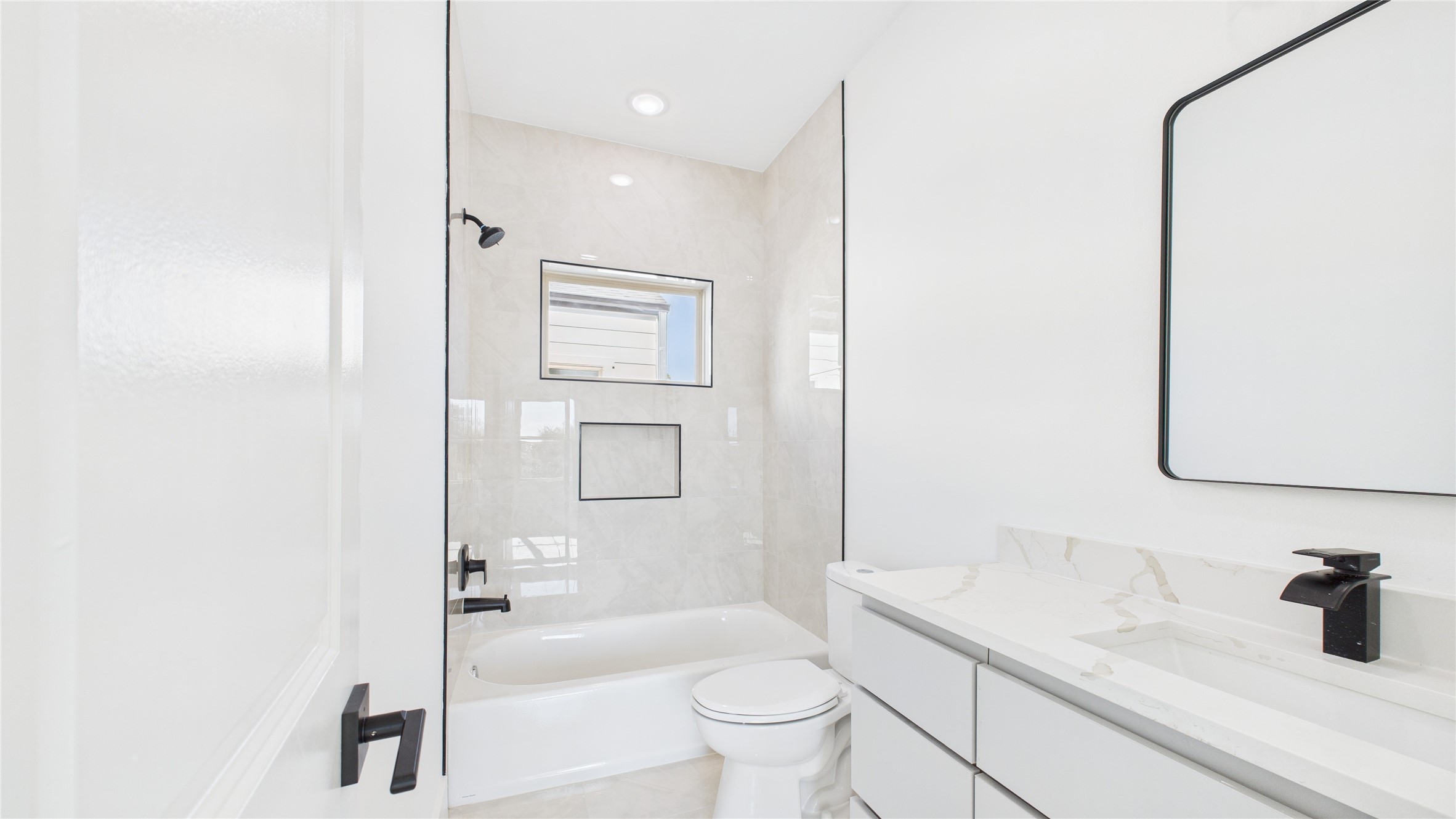 5318 Terry Street Houston, TX 77009 - Photo 19 of 28 Secondary bathroom 3rd floor