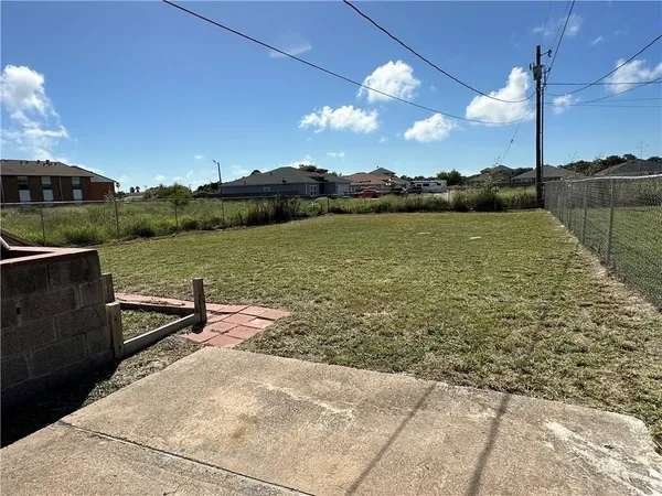 $1,675 | 511 West Highland Avenue, Aransas Pass, TX 78336