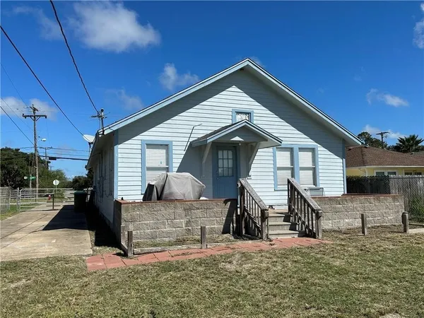 $1,675 | 511 West Highland Avenue, Aransas Pass, TX 78336