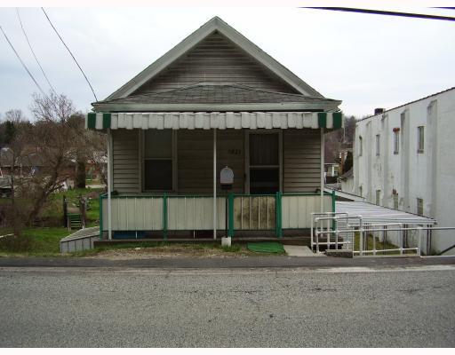 5631 Curry Road Baldwin, PA 15236 - Photo 1 of 7 Exterior Front.