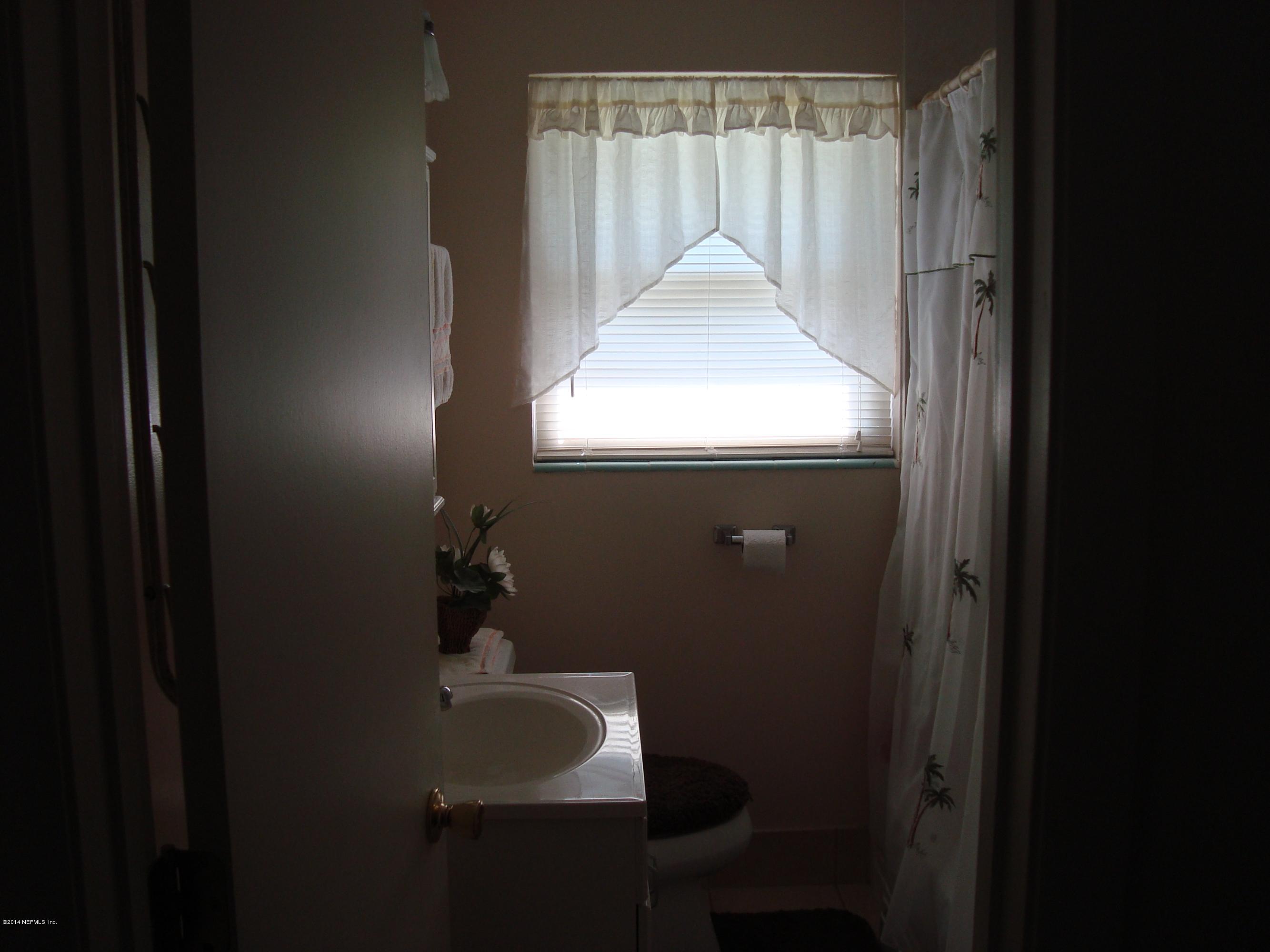3263 Shetland Road West Jacksonville, FL 32277 - Photo 9 of 19 11 - Guest Bathroom