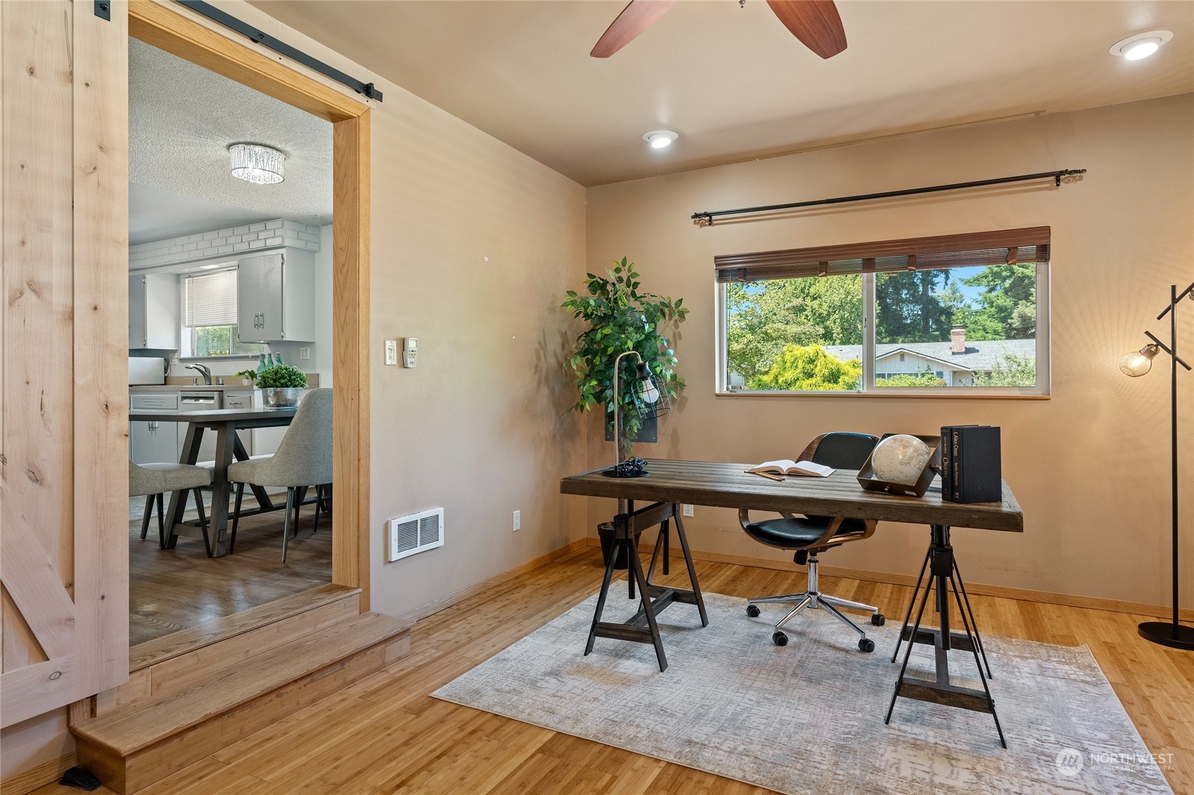 7623 Tyee Road Everett, WA 98203 - Photo 20 of 37 a workspace with furniture and a potted plant