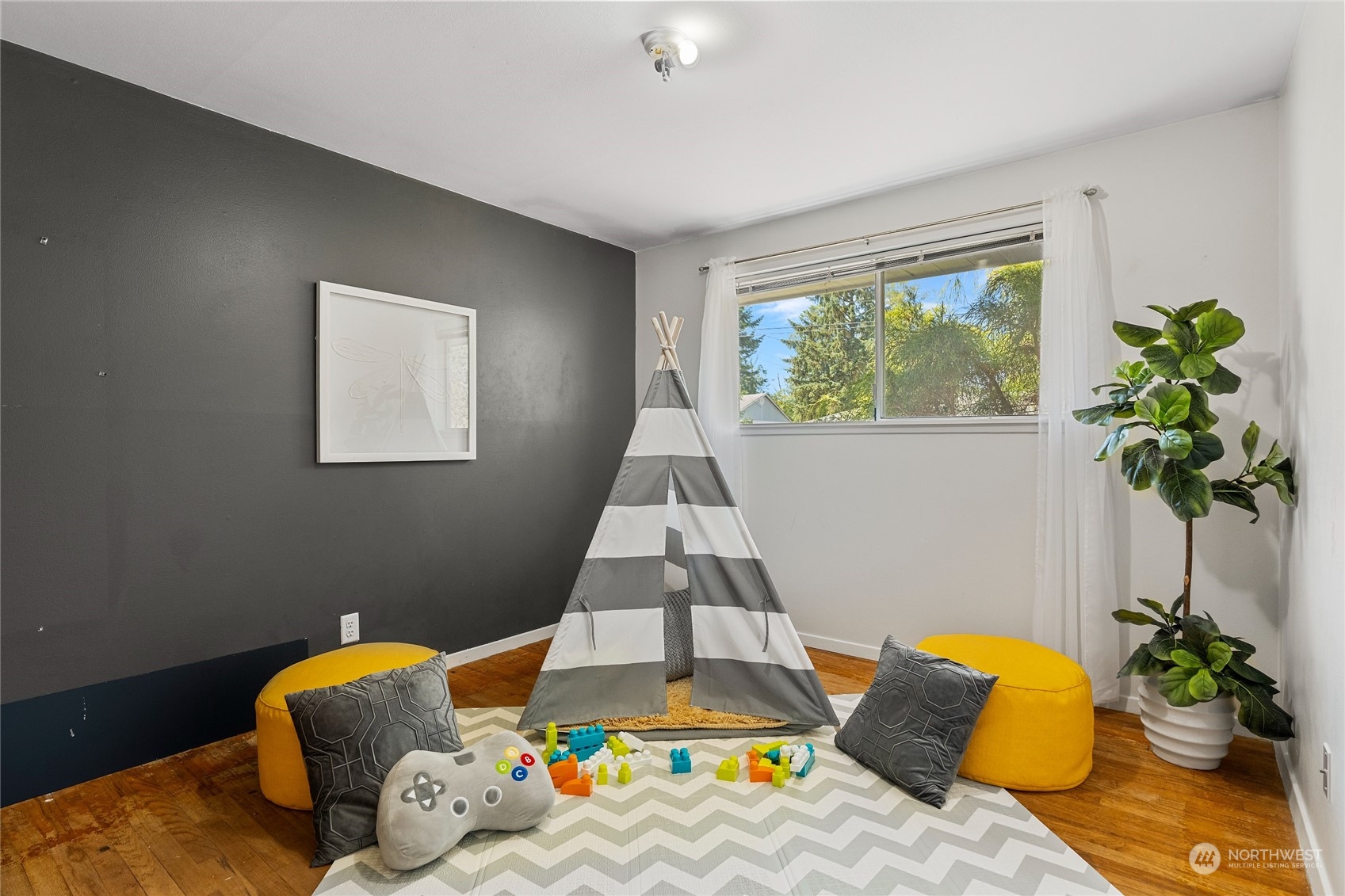 7623 Tyee Road Everett, WA 98203 - Photo 28 of 37 a bed room with a bed and a potted plant