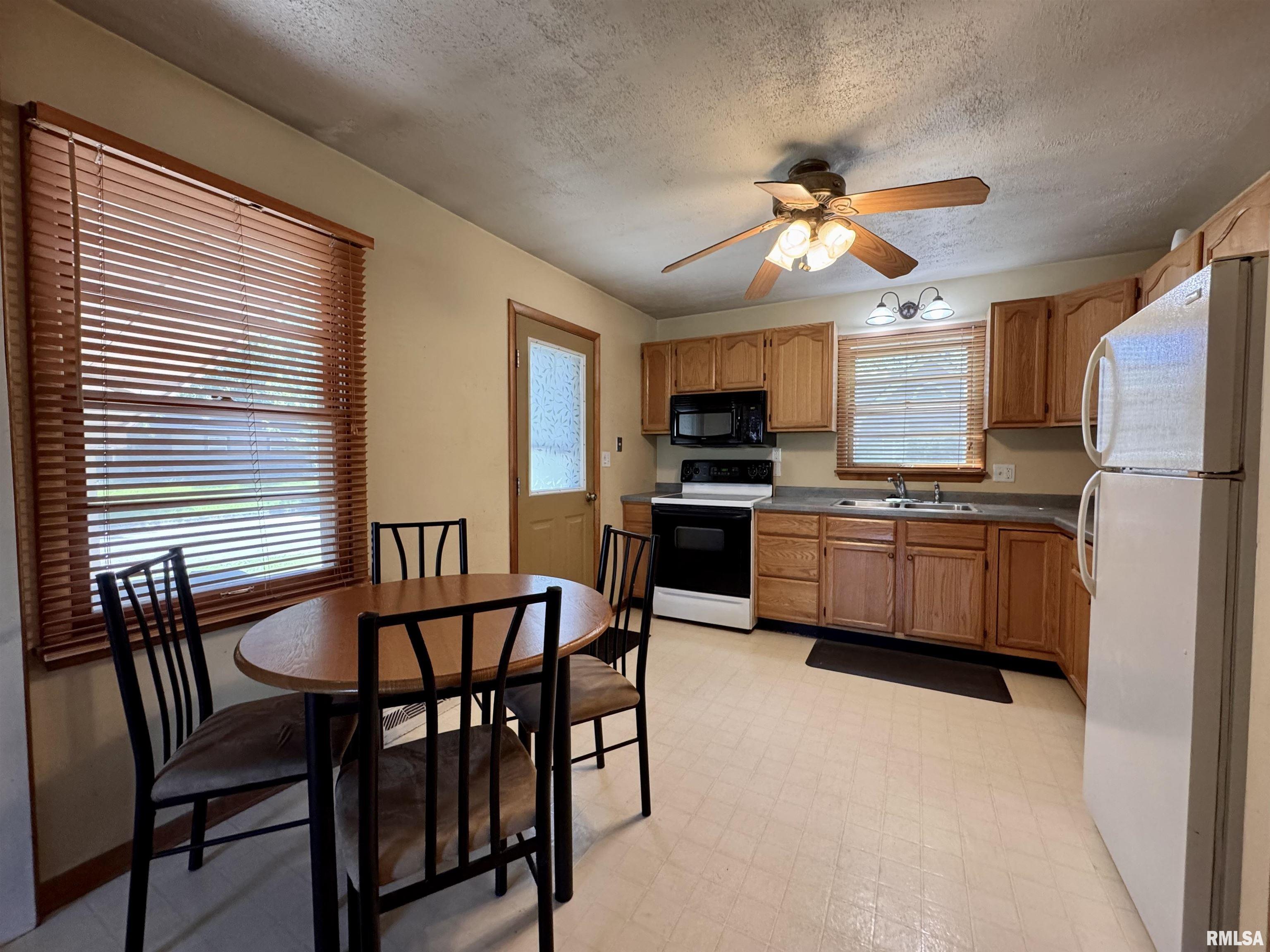 439 East Yeiser Street Macomb, IL 61455 - Photo 6 of 24