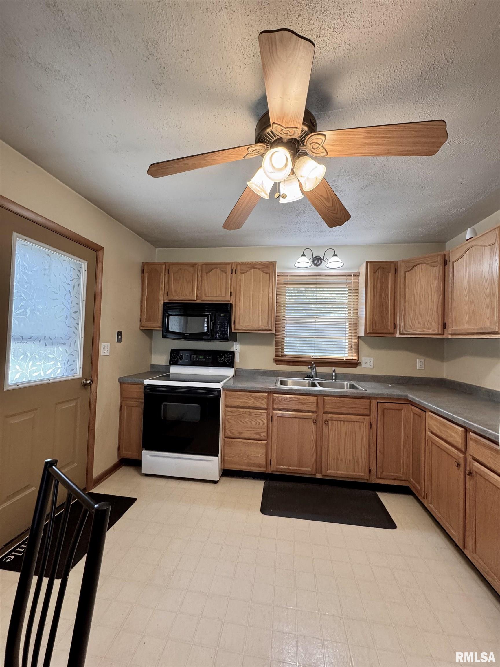 439 East Yeiser Street Macomb, IL 61455 - Photo 9 of 24