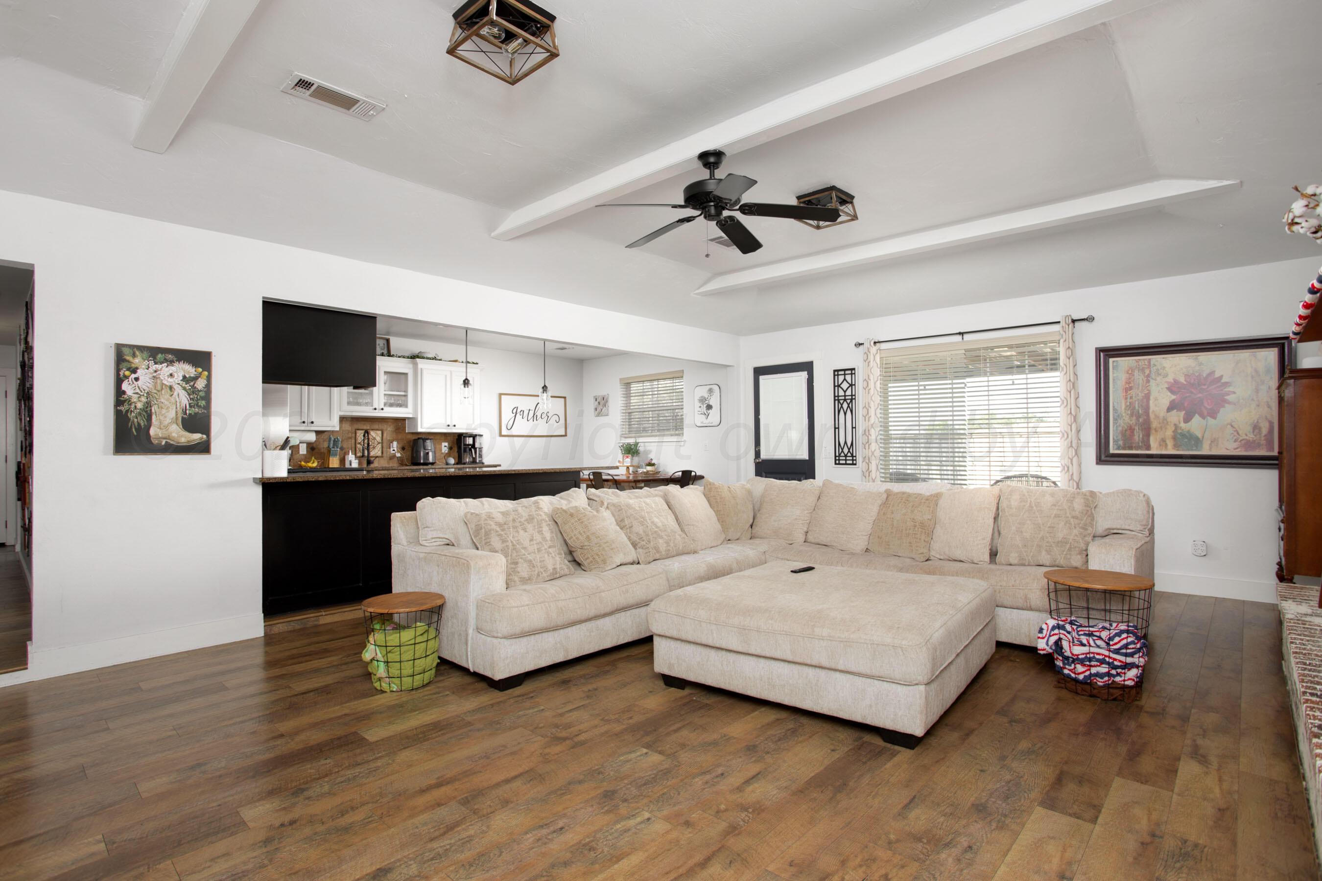 5109 Navajo Trail Amarillo, TX 79110 - Photo 8 of 29 a living room with furniture and a flat screen tv