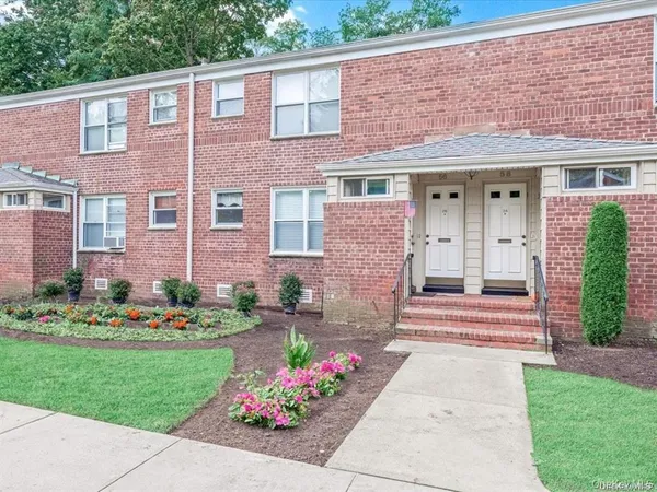 $355,000 | 56 Edwards Street, Unit 2B, Roslyn Heights, NY 11577