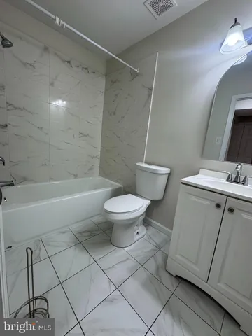 $2,000 | 1023 Oakwood Drive, Unit 2, Huntingdon Valley, PA 19006