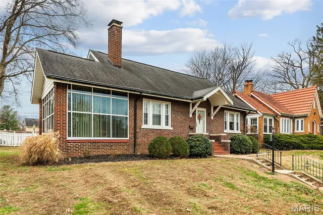 $214,900 | 427 South Douglas Avenue, Belleville, IL 62220