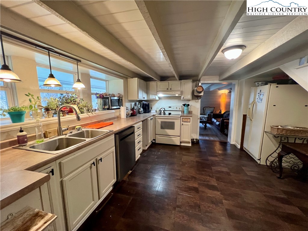 2601 Mountaindale Road Vilas, NC 28692 - Photo 5 of 14 a kitchen with stove a sink and refrigerator
