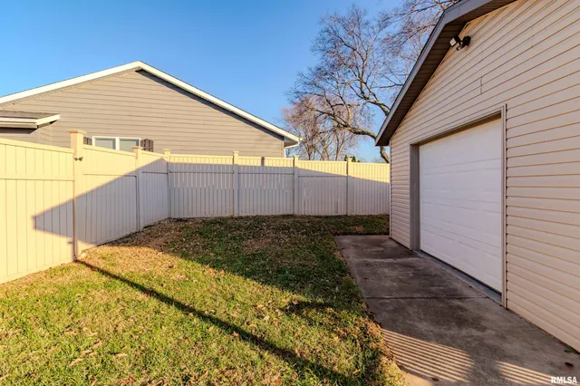 $319,900 | 2104 Marigold Drive, Pekin, IL 61554