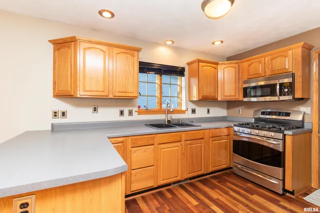 $319,900 | 2104 Marigold Drive, Pekin, IL 61554