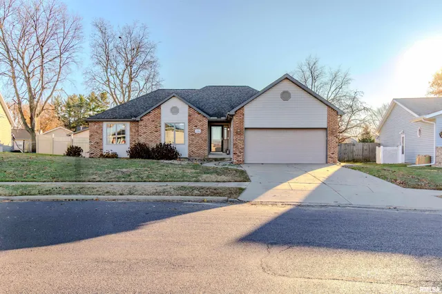 $319,900 | 2104 Marigold Drive, Pekin, IL 61554